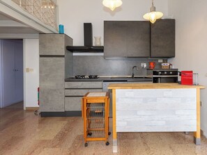 Mikrovågsugn, ugn, diskmaskin och barnstol