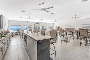 Dining - Snowbird-friendly condo in oceanfront complex with heated pool, BBQ, W/D, AC (Marathon)