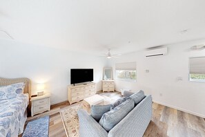 TV - Snowbird-friendly condo in oceanfront complex with heated pool, BBQ, W/D, AC (Marathon)