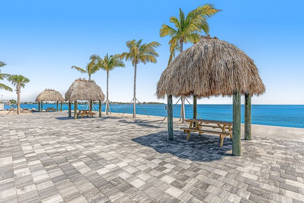 Outdoor dining - Snowbird-friendly condo in oceanfront complex with heated pool, BBQ, W/D, AC (Marathon)