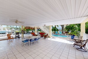 Outdoor dining - Private pool, boat dock, water view, canal front, fully equipped kitchen (Marathon)