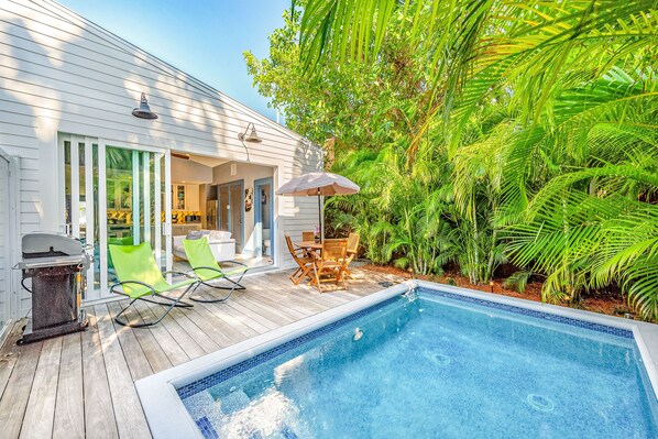 Outdoor dining - Bright Key West House with Private Pool, Gas Grill, W/D, Central AC, & Free WiFi (Key West)