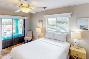 Free WiFi, bed sheets - Waterfront home with boat/canal access, screened lanai, & renovated interior (Summerland Key)