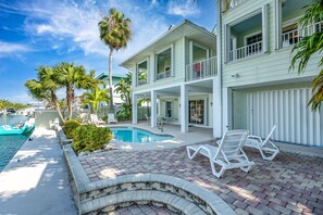 A heated pool - Canalfront house with private pool, WiFi, private washer/dryer, and central AC (Summerland Key)
