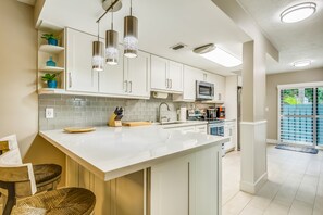 Fridge, microwave, oven, stovetop - Beautiful, sunlit home with pool, tennis court & beach access - near the marina (Islamorada)