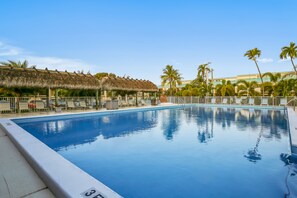 Pool - Beautiful, sunlit home with pool, tennis court & beach access - near the marina (Islamorada)