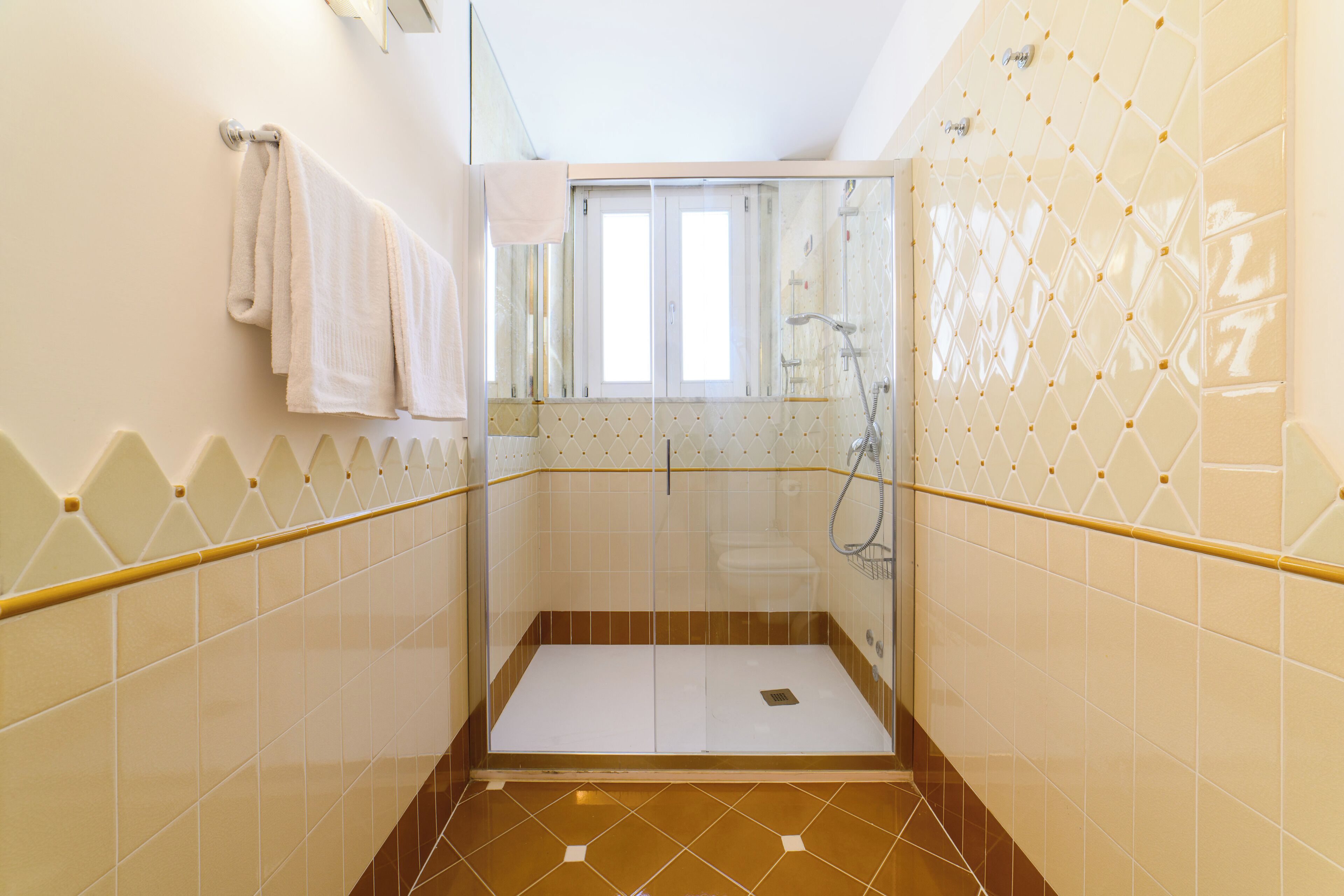 Chambre supérieure double, balcon, vue sur la mer | Salle de bain | Douche, séchoir à cheveux, serviettes fournies, savon