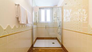 Chambre supérieure double, balcon, vue sur la mer | Salle de bain | Douche, séchoir à cheveux, serviettes fournies, savon
