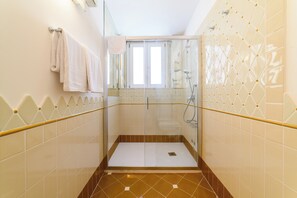 Superior Double Room, Balcony, Sea View | Bathroom | Shower, hair dryer, towels, soap - AMALFI GALLERY (Amalfi)