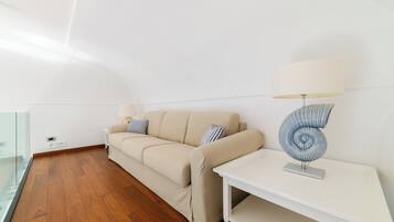 Tripla familiare, balcone, vista mare | Una cassaforte in camera, Wi-Fi gratuito