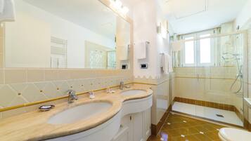 Tripla familiare, balcone, vista mare | Bagno | Doccia, asciugacapelli, asciugamani, sapone