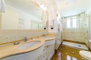 Family Triple Room, Balcony, Sea View | Bathroom | Shower, hair dryer, towels, soap - AMALFI GALLERY (Amalfi)