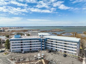 Exterior - Lovely 3 Bedroom with great bay views, outdoor pool, and just steps to the beach. Vacation at the Shore with Shoreline Properties (Ocean City)