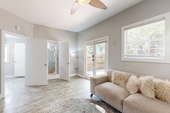 TV - Centrally located cottage apartment with patio - walk to beach & dining (Key West)