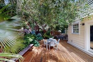 Outdoor dining - Centrally located cottage apartment with patio - walk to beach & dining (Key West)