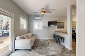 TV - Centrally located cottage apartment with patio - walk to beach & dining (Key West)