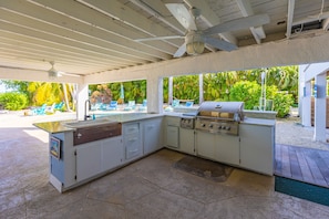 Terrace/patio - Gorgeous, updated, waterfront, pet friendly, home w/ pool, dock & kayaks (Marathon)