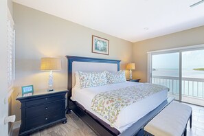 Iron/ironing board, free WiFi, bed sheets - Luxurious waterfront home with panoramic views, pool, spa, & dock (Marathon)