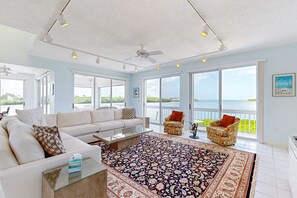 Smart TV - Luxurious waterfront home with panoramic views, pool, spa, & dock (Marathon)