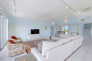 Smart TV - Luxurious waterfront home with panoramic views, pool, spa, & dock (Marathon)
