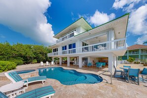 A heated pool - Luxurious waterfront home with panoramic views, pool, spa, & dock (Marathon)