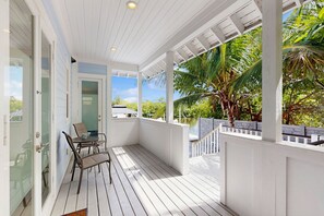 Terrace/patio - Key West style waterfront home w/ private pool, modern decor and prime location (Marathon)