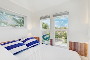 Free WiFi, bed sheets - Key West style waterfront home w/ private pool, modern decor and prime location (Marathon)