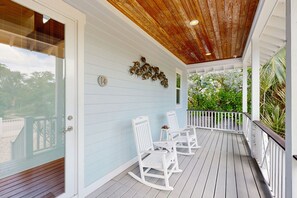 Terrace/patio - Key West style waterfront home w/ private pool, modern decor and prime location (Marathon)