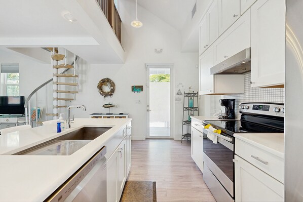 Fridge, microwave, oven, stovetop - Key West style waterfront home w/ private pool, modern decor and prime location (Marathon)