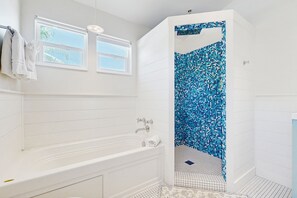 Shower, hair dryer, towels - Key West style waterfront home w/ private pool, modern decor and prime location (Marathon)