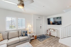Smart TV - Modern waterfront condo with pool, shared dock - snowbird-friendly (Marathon)