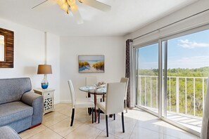 Smart TV, ping pong, books - Breezy condo on the water with pool, hot tub & tennis court (Tavernier)