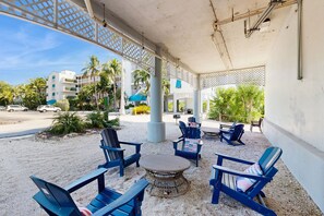 Terrace/patio - Breezy condo on the water with pool, hot tub & tennis court (Tavernier)