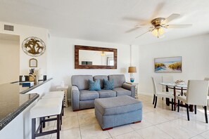 Smart TV, ping pong, books - Breezy condo on the water with pool, hot tub & tennis court (Tavernier)