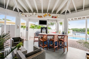 Outdoor dining - Waterfront home with dock, pool table & private pool - walk to Sombrero Beach (Marathon)