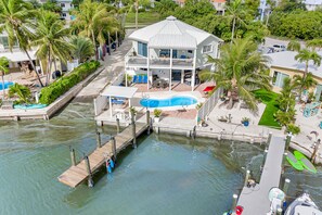 A heated pool - Waterfront home with dock, pool table & private pool - walk to Sombrero Beach (Marathon)
