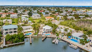 Un quartier résidentiel avec des maisons, un quai et un bateau.