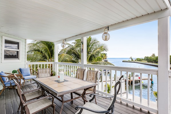 Outdoor dining - Waterfront home with dock, pool table & private pool - walk to Sombrero Beach (Marathon)