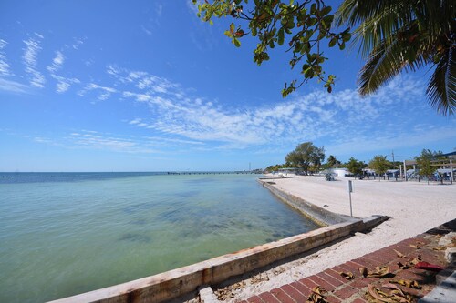 Bright Condo with Homey Feel, Entertainment & Private Parking - Beach Nearby