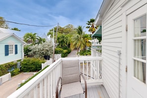 Property grounds - Bright Condo with Homey Feel, Entertainment & Private Parking - Beach Nearby (Key West)
