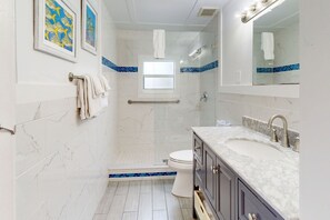 Shower, hair dryer, towels - Bright Condo with Homey Feel, Entertainment & Private Parking - Beach Nearby (Key West)