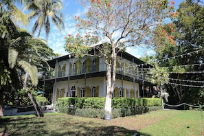 Exterior - Bright Condo with Homey Feel, Entertainment & Private Parking - Beach Nearby (Key West)