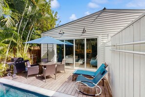 Outdoor dining - Enchanting Duplex with Private Pool, Central AC, WiFi, and Private Washer/Dryer (Key West)