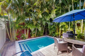 A heated pool - Enchanting Duplex with Private Pool, Central AC, WiFi, and Private Washer/Dryer (Key West)