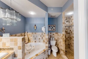 Shower, towels - Dog-friendly, Gulf-front condo with pool, hot tub & gorgeous sunset views (Key West)