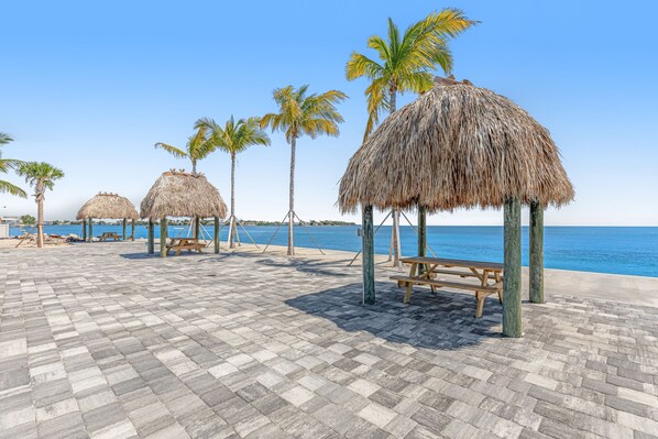 Outdoor dining - Inviting oceanfront condo with shared pool, dock, and great neighborhood (Marathon)