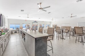 Dining - Inviting oceanfront condo with shared pool, dock, and great neighborhood (Marathon)