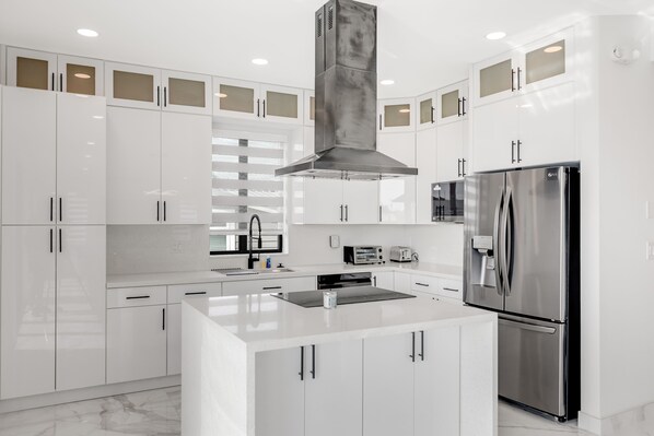Fridge, microwave, oven, stovetop - Modern canal-front home with a rooftop deck, open-concept interior, AC, & W/D (Marathon)