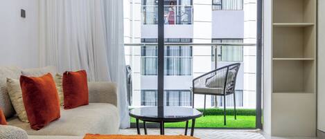 Comfort Apartment, Balcony, City View | Living area