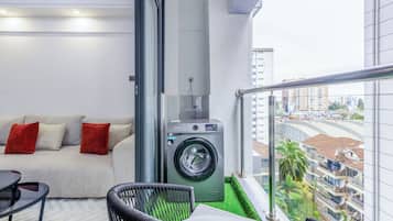Departamento Confort, balcón, vista a la ciudad | Interior